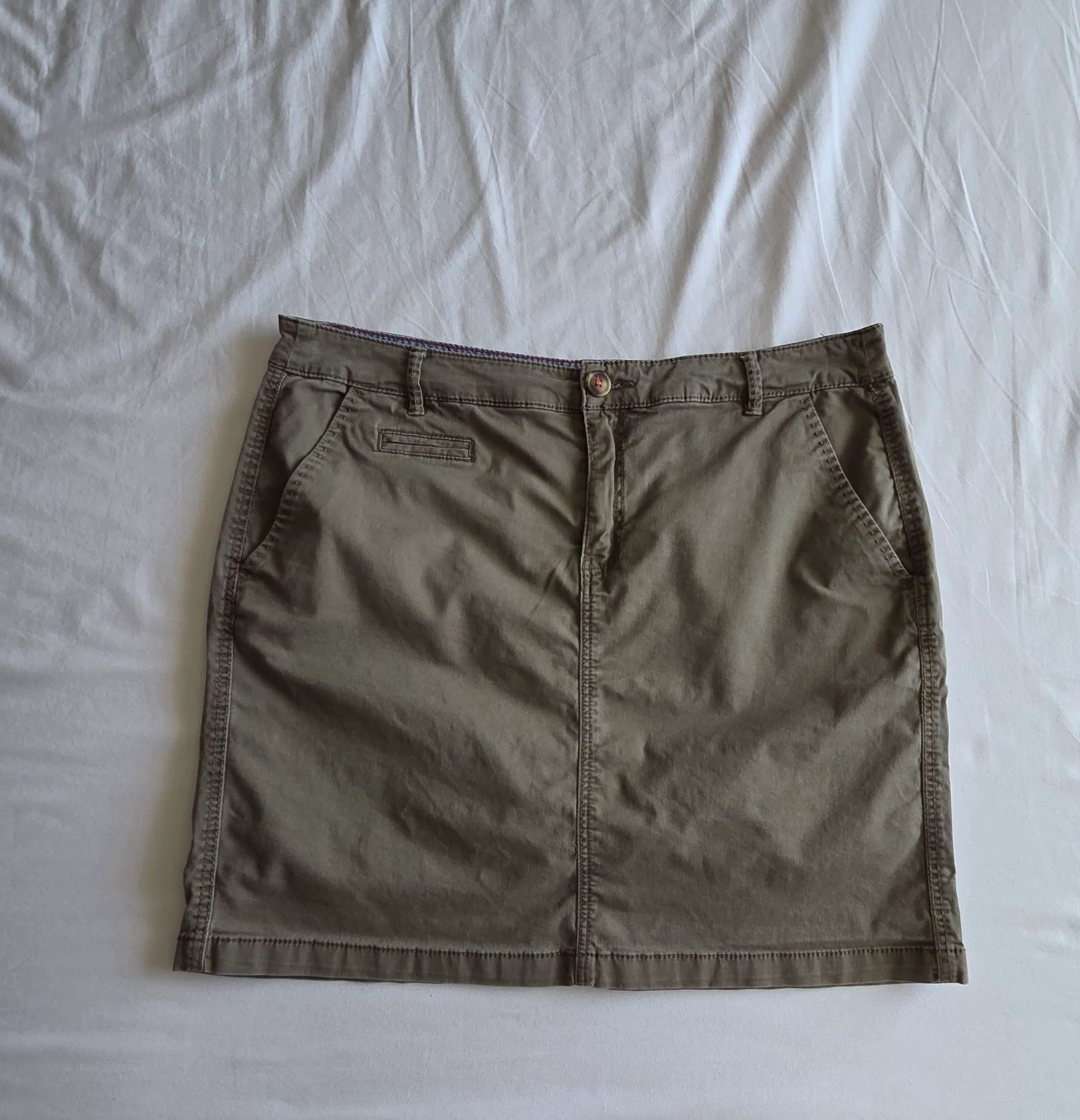 Khaki straight skirt size 42 XL Camaïeu short cotton skirt with piped pockets – photo 2